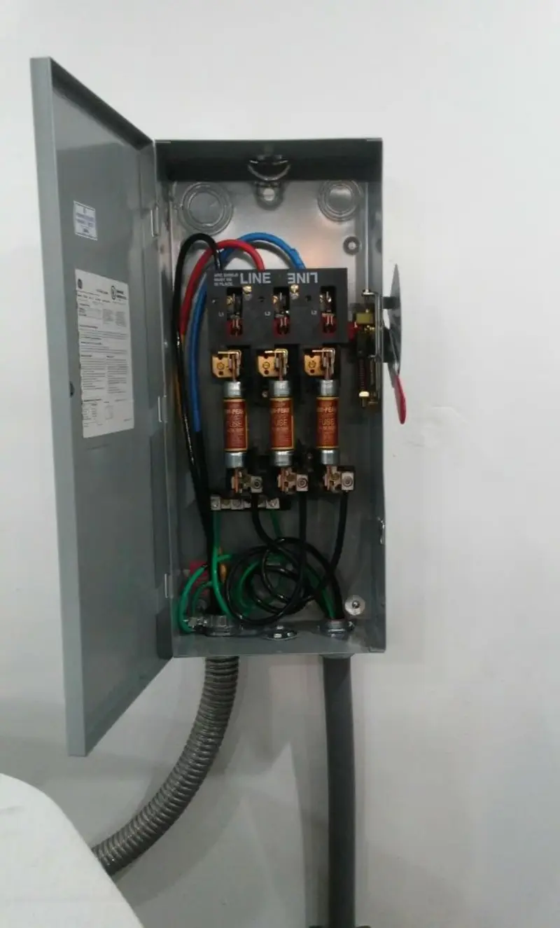 Three-phase disconnect switch installed for Smoke Detector Installation in Pampa