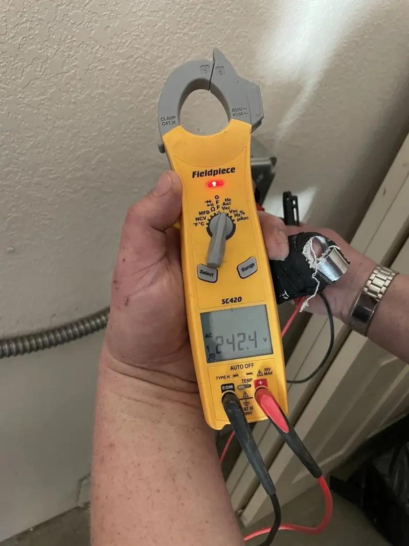 Voltage testing with clamp meter during Circuit Breaker Repair in Pampa